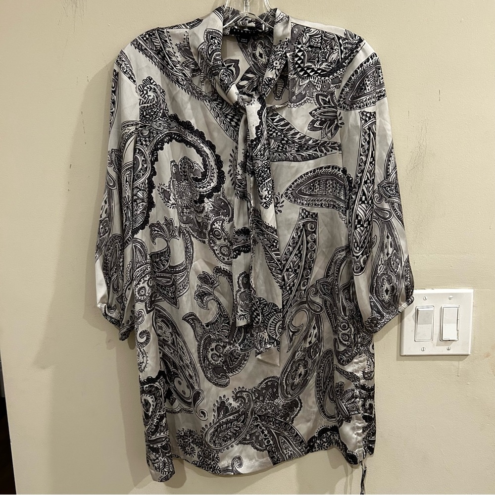 Sisley black and white paisley blouse with a tie-neck and 3/4 sleeves. Size 4
